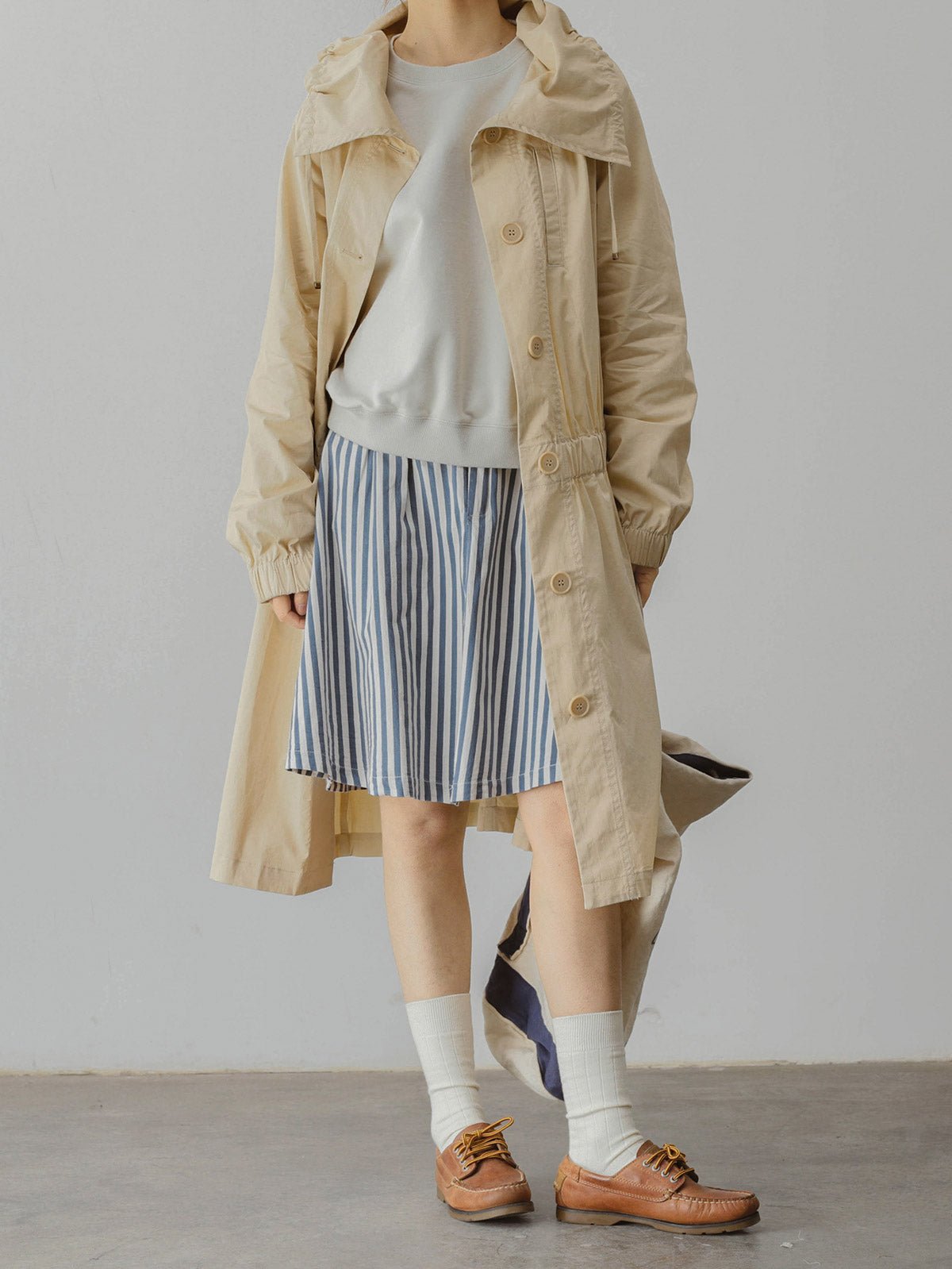 モデルがアメリカンレトロなモランディカラーショートコットンクルーネックスウェットを着用し、カジュアルなスタイリングを披露