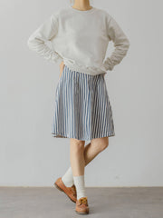 モデルがアメリカンレトロなモランディカラーショートコットンクルーネックスウェットを着用し、カジュアルなスタイリングを披露