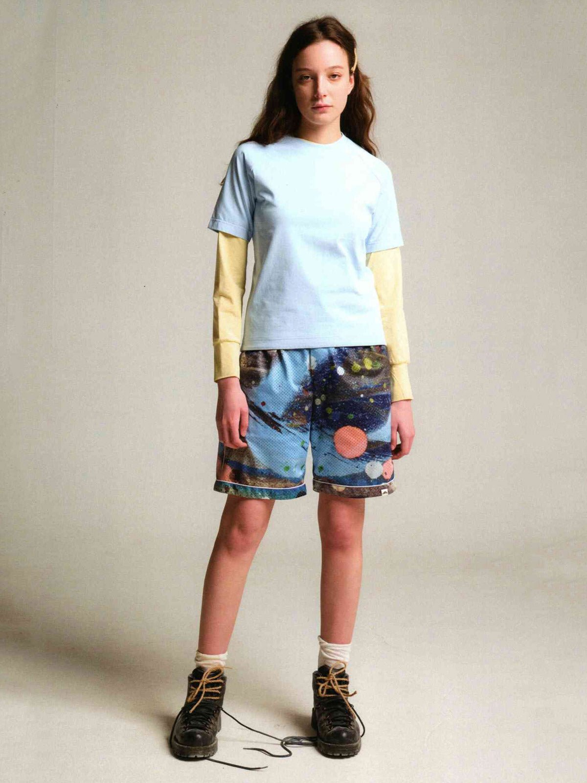 モデルが着用するアクションペインティング速乾メッシュパジャマショーツの展示画像