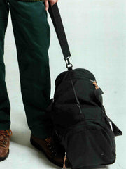 スポーツドラムバッグのWOOJIN製調節バックルとIDEAL®メタルジッパーのディテール画像モデルが背負うワンショルダースポーツドラムバッグの展示画像