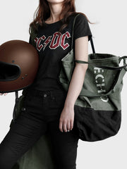 詳細画像: トートバッグのひまわり柄パッチワークとウォッシュ加工が施されたディテール画像。独特のデザインと素材のコンビネーションが特徴。
モデル画像: ひまわり柄キャンバストートバッグを使用したカジュアルコーディネート例。日常使いにも適した実用性の高いデザイン。