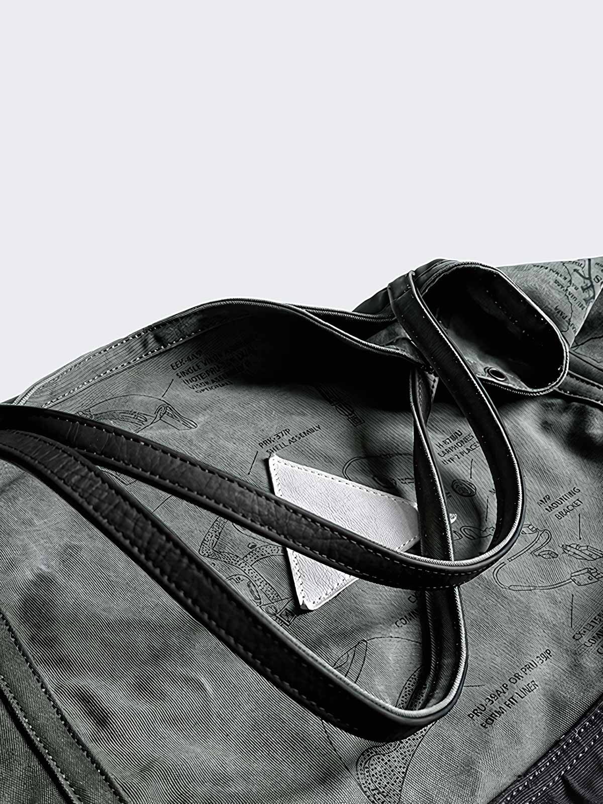 製品画像: ひまわり柄パッチワークヴィンテージキャンバストートバッグの正面画像。キャンバスとレザーを使用した13L容量のトートバッグ。
詳細画像: トートバッグのひまわり柄パッチワークとウォッシュ加工が施されたディテール画像。独特のデザインと素材のコンビネーションが特徴。