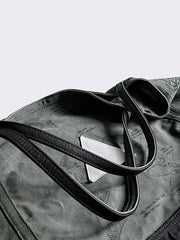 製品画像: ひまわり柄パッチワークヴィンテージキャンバストートバッグの正面画像。キャンバスとレザーを使用した13L容量のトートバッグ。
詳細画像: トートバッグのひまわり柄パッチワークとウォッシュ加工が施されたディテール画像。独特のデザインと素材のコンビネーションが特徴。