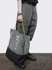 詳細画像: トートバッグのひまわり柄パッチワークとウォッシュ加工が施されたディテール画像。独特のデザインと素材のコンビネーションが特徴。
モデル画像: ひまわり柄キャンバストートバッグを使用したカジュアルコーディネート例。日常使いにも適した実用性の高いデザイン。