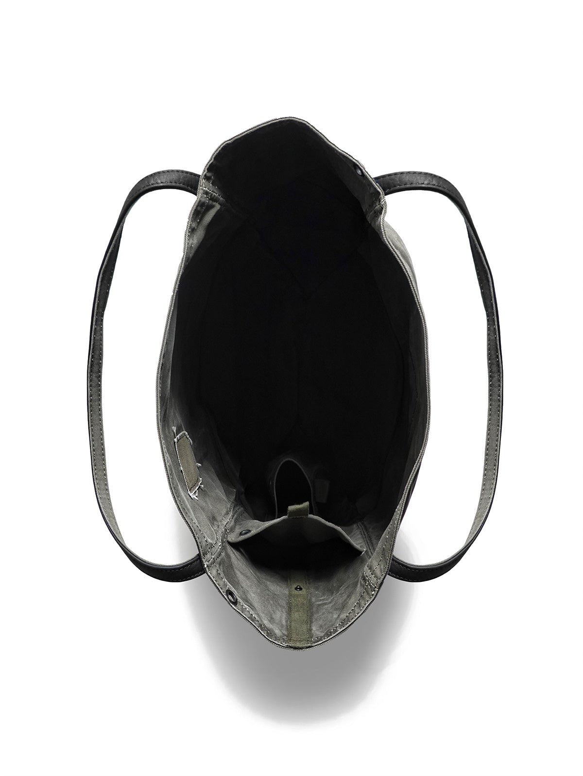 詳細画像: トートバッグのひまわり柄パッチワークとウォッシュ加工が施されたディテール画像。独特のデザインと素材のコンビネーションが特徴。
モデル画像: ひまわり柄キャンバストートバッグを使用したカジュアルコーディネート例。日常使いにも適した実用性の高いデザイン。