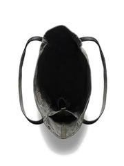 詳細画像: トートバッグのひまわり柄パッチワークとウォッシュ加工が施されたディテール画像。独特のデザインと素材のコンビネーションが特徴。
モデル画像: ひまわり柄キャンバストートバッグを使用したカジュアルコーディネート例。日常使いにも適した実用性の高いデザイン。