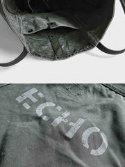 製品画像: ひまわり柄パッチワークヴィンテージキャンバストートバッグの正面画像。キャンバスとレザーを使用した13L容量のトートバッグ。
詳細画像: トートバッグのひまわり柄パッチワークとウォッシュ加工が施されたディテール画像。独特のデザインと素材のコンビネーションが特徴。