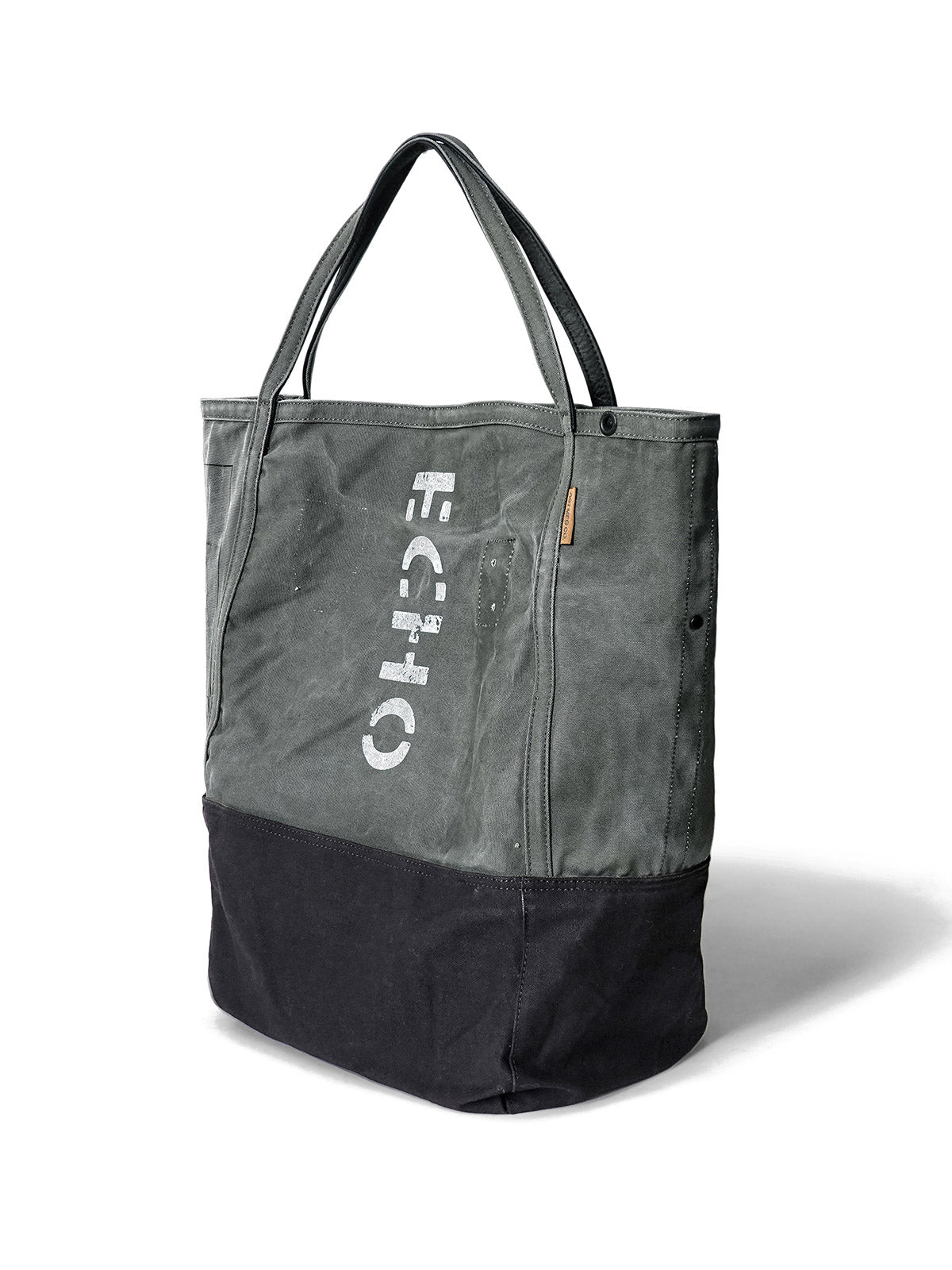 製品画像: ひまわり柄パッチワークヴィンテージキャンバストートバッグの正面画像。キャンバスとレザーを使用した13L容量のトートバッグ。
詳細画像: トートバッグのひまわり柄パッチワークとウォッシュ加工が施されたディテール画像。独特のデザインと素材のコンビネーションが特徴。