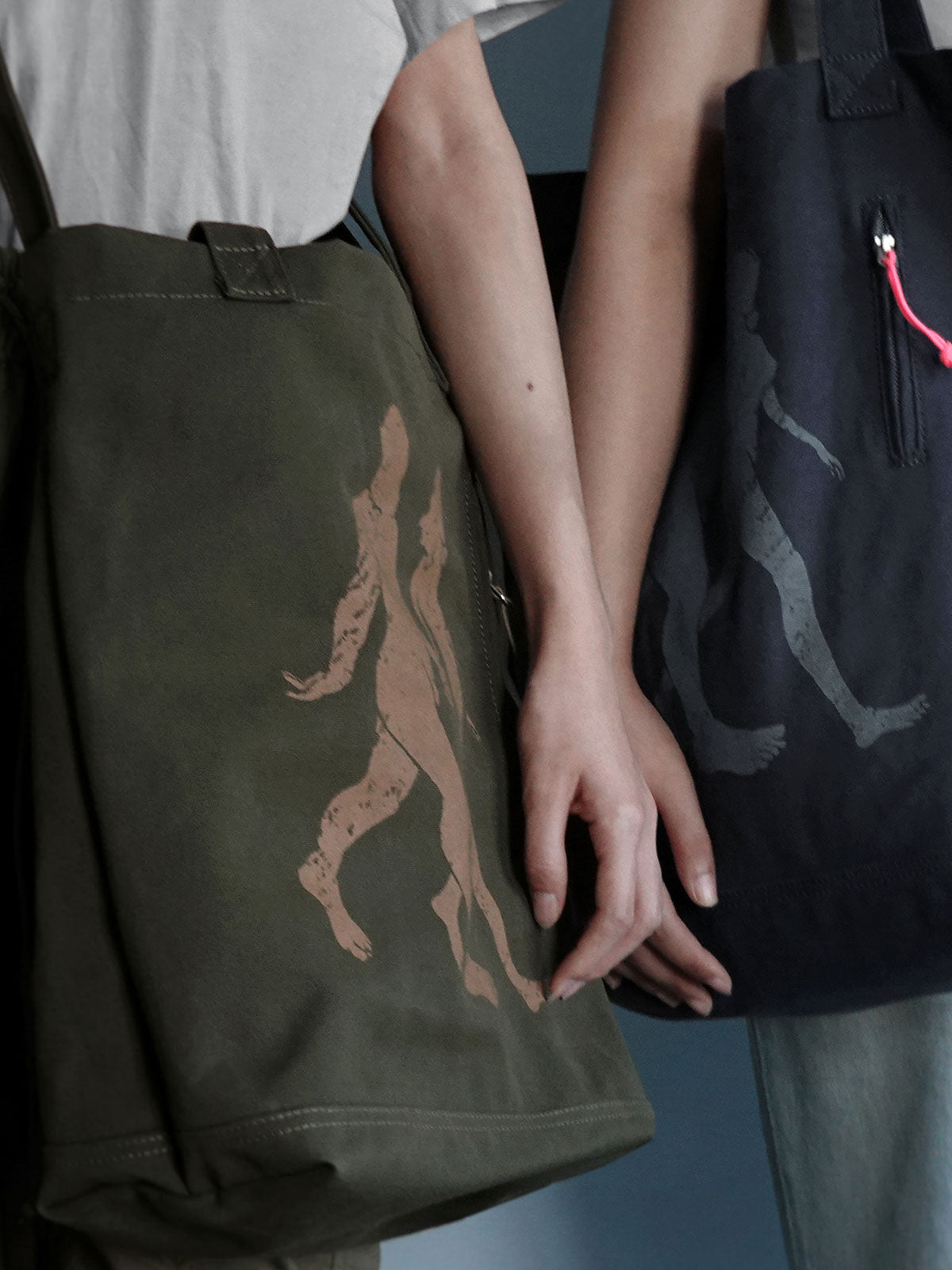 詳細画像: 外側のジッパーポケットとスマートフォン用ポケットのディテール画像。小物収納に便利な実用的デザイン。
モデル画像: 通勤やライディングでの使用シーン画像。ヴィンテージ風デザインが特徴的なキャンバスショルダーバッグ。