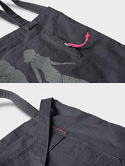 製品画像: ウォッシュ加工キャンバス通勤バッグの正面画像。PCスリーブ付きで、通勤やライディングに適したデザイン。
詳細画像: 外側のジッパーポケットとスマートフォン用ポケットのディテール画像。小物収納に便利な実用的デザイン。