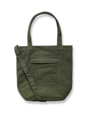 製品画像: ウォッシュ加工キャンバス通勤バッグの正面画像。PCスリーブ付きで、通勤やライディングに適したデザイン。
詳細画像: 外側のジッパーポケットとスマートフォン用ポケットのディテール画像。小物収納に便利な実用的デザイン。