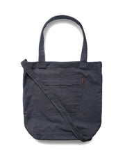 製品画像: ウォッシュ加工キャンバス通勤バッグの正面画像。PCスリーブ付きで、通勤やライディングに適したデザイン。
詳細画像: 外側のジッパーポケットとスマートフォン用ポケットのディテール画像。小物収納に便利な実用的デザイン。