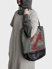 詳細画像: ヴィンテージトートバッグのレザーとウールラグのコンビネーションディテール画像。独特のデザインが特徴的な素材の組み合わせ。
モデル画像: インディアンラグキャンバストートバッグを使った日常の通勤やアウトドア活動のシーン。