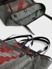 詳細画像: ヴィンテージトートバッグのレザーとウールラグのコンビネーションディテール画像。独特のデザインが特徴的な素材の組み合わせ。
モデル画像: インディアンラグキャンバストートバッグを使った日常の通勤やアウトドア活動のシーン。