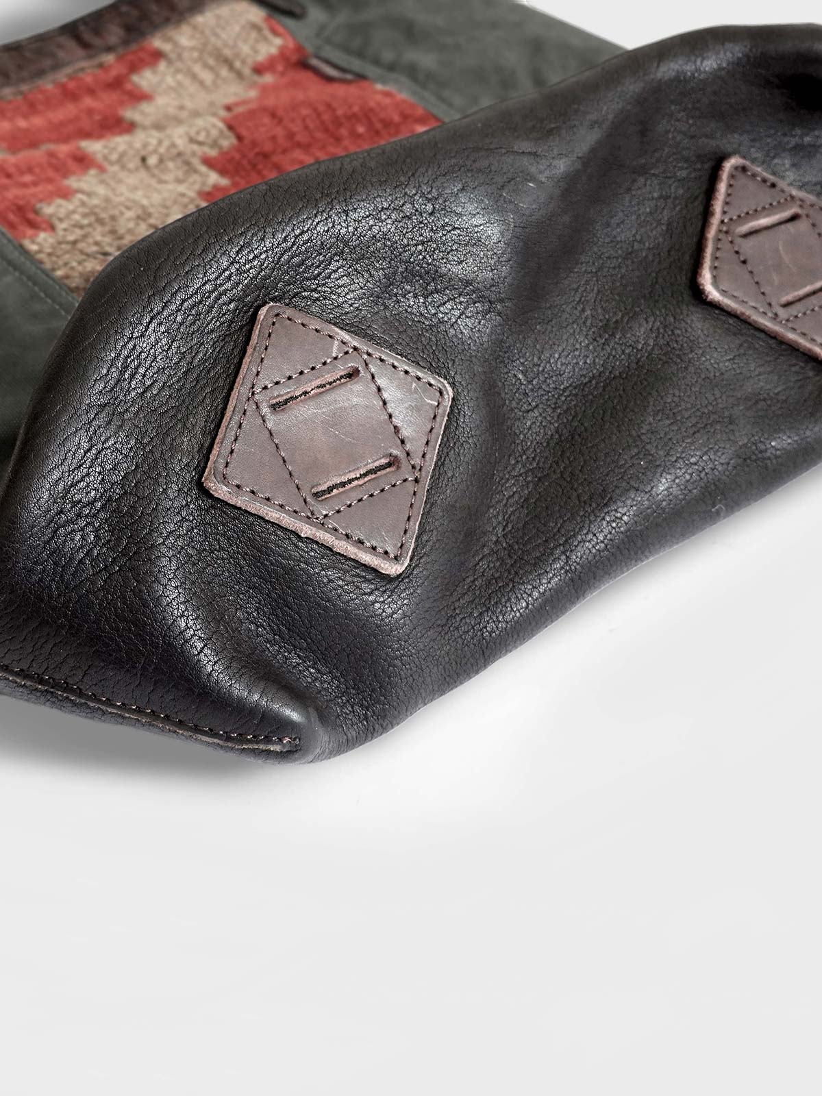 詳細画像: ヴィンテージトートバッグのレザーとウールラグのコンビネーションディテール画像。独特のデザインが特徴的な素材の組み合わせ。
モデル画像: インディアンラグキャンバストートバッグを使った日常の通勤やアウトドア活動のシーン。