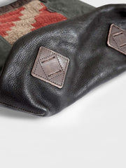 詳細画像: ヴィンテージトートバッグのレザーとウールラグのコンビネーションディテール画像。独特のデザインが特徴的な素材の組み合わせ。
モデル画像: インディアンラグキャンバストートバッグを使った日常の通勤やアウトドア活動のシーン。