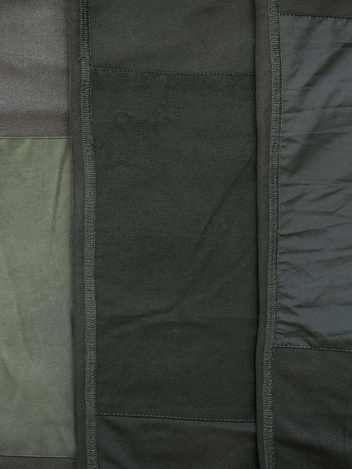 製品画像: 軽量カラーブロックスウェットパンツの正面画像。オールシーズン対応で、快適なゴムウエストデザインが特徴。
詳細画像: 膝部分のカラーブロックデザインのディテール画像。ファッション性の高いデザインが、立体感を与えています。