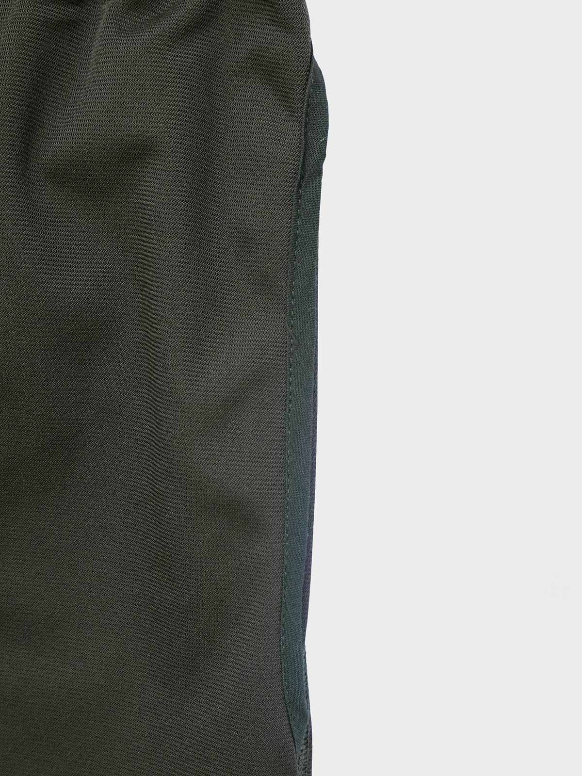 製品画像: 軽量カラーブロックスウェットパンツの正面画像。オールシーズン対応で、快適なゴムウエストデザインが特徴。
詳細画像: 膝部分のカラーブロックデザインのディテール画像。ファッション性の高いデザインが、立体感を与えています。