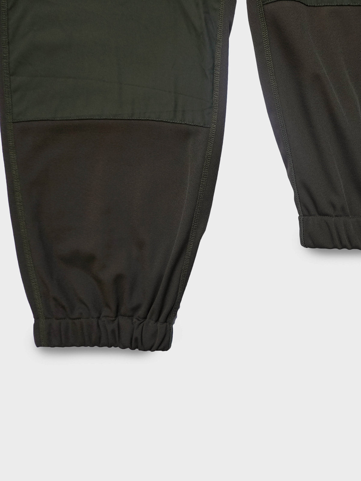 製品画像: 軽量カラーブロックスウェットパンツの正面画像。オールシーズン対応で、快適なゴムウエストデザインが特徴。
詳細画像: 膝部分のカラーブロックデザインのディテール画像。ファッション性の高いデザインが、立体感を与えています。