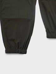 製品画像: 軽量カラーブロックスウェットパンツの正面画像。オールシーズン対応で、快適なゴムウエストデザインが特徴。
詳細画像: 膝部分のカラーブロックデザインのディテール画像。ファッション性の高いデザインが、立体感を与えています。