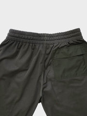 製品画像: 軽量カラーブロックスウェットパンツの正面画像。オールシーズン対応で、快適なゴムウエストデザインが特徴。
詳細画像: 膝部分のカラーブロックデザインのディテール画像。ファッション性の高いデザインが、立体感を与えています。