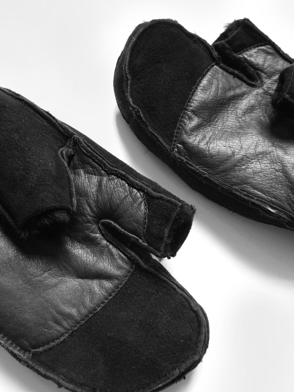 製品画像:シープスキン&ウール 防寒フィンガーレスグローブの正面画像。男女兼用、防寒性に優れたデザイン。
詳細画像:シープスキン素材とカーフレザー補強部分の詳細画像。