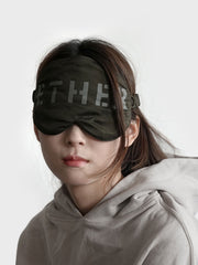 詳細画像:アイマスクの素材とディテールの詳細画像です。軽量ナイロンと柔らかいファイバー素材を使用しています。
モデル画像:旅行や昼寝のシーンで、ゴーグルデザイン アイマスクを着用しているモデルの画像です。快適な休息をサポートします。