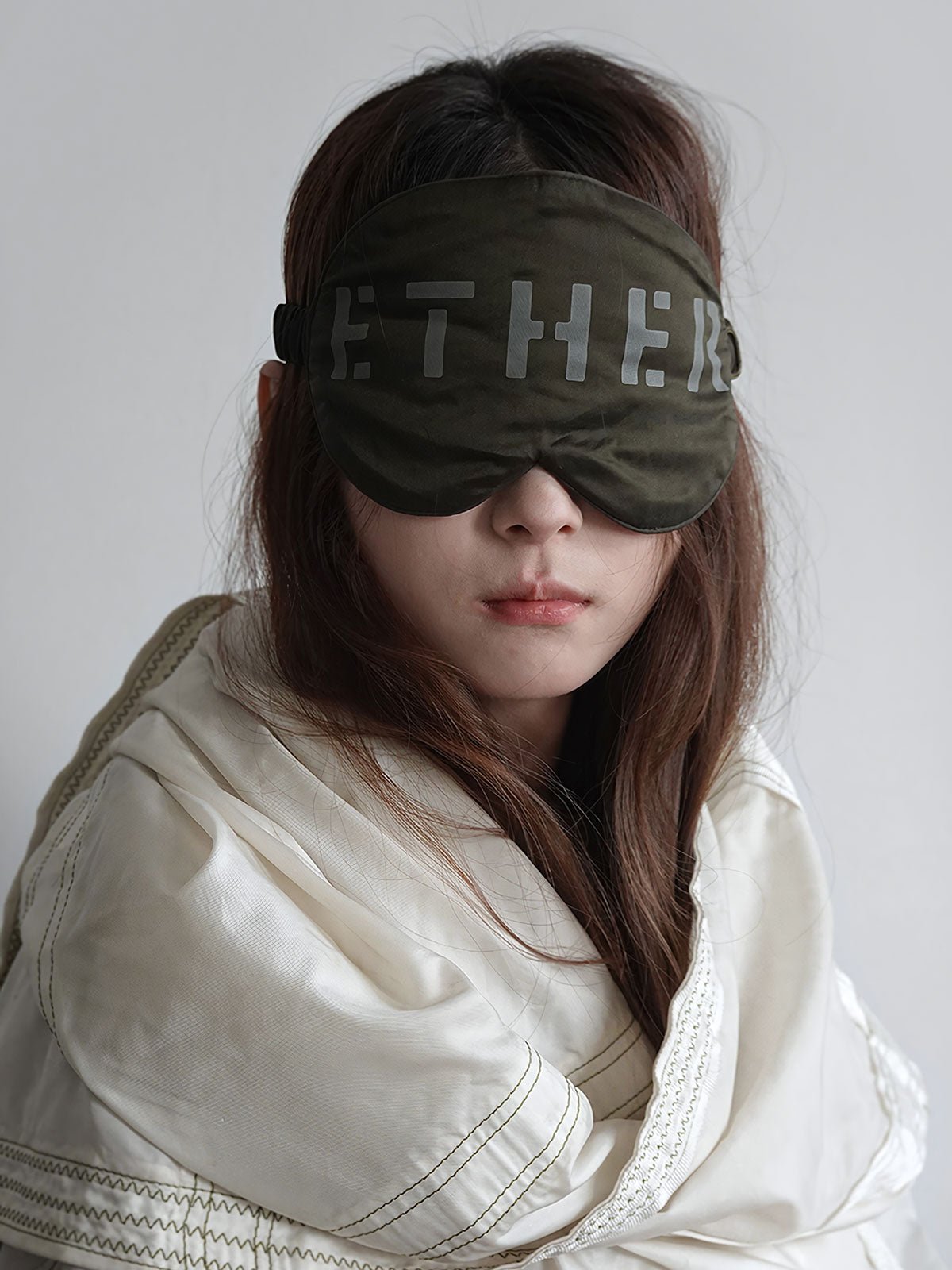 詳細画像:アイマスクの素材とディテールの詳細画像です。軽量ナイロンと柔らかいファイバー素材を使用しています。
モデル画像:旅行や昼寝のシーンで、ゴーグルデザイン アイマスクを着用しているモデルの画像です。快適な休息をサポートします。