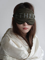 詳細画像:アイマスクの素材とディテールの詳細画像です。軽量ナイロンと柔らかいファイバー素材を使用しています。
モデル画像:旅行や昼寝のシーンで、ゴーグルデザイン アイマスクを着用しているモデルの画像です。快適な休息をサポートします。