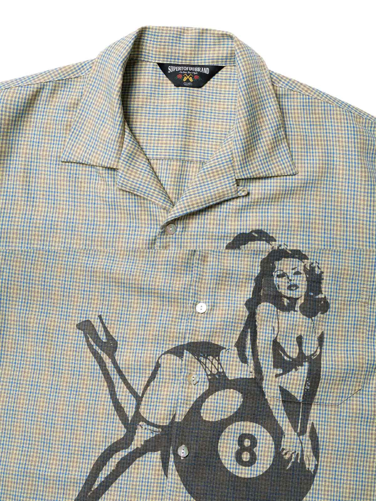 シャツのチェック柄生地とプリントのディテール画像