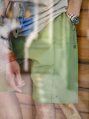 詳細画像:スナップボタン付きドローコードと大容量ポケットのディテール