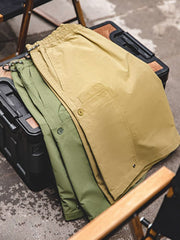 詳細画像:スナップボタン付きドローコードと大容量ポケットのディテール