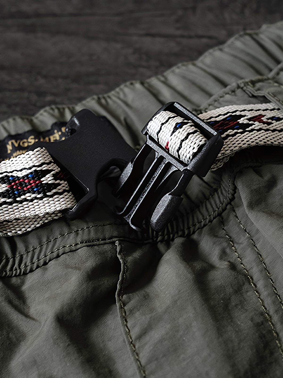 ショーツのウエストマグネットバックルとポケットのディテール