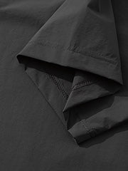 ポロシャツのジップスタンドカラーのディテール特写