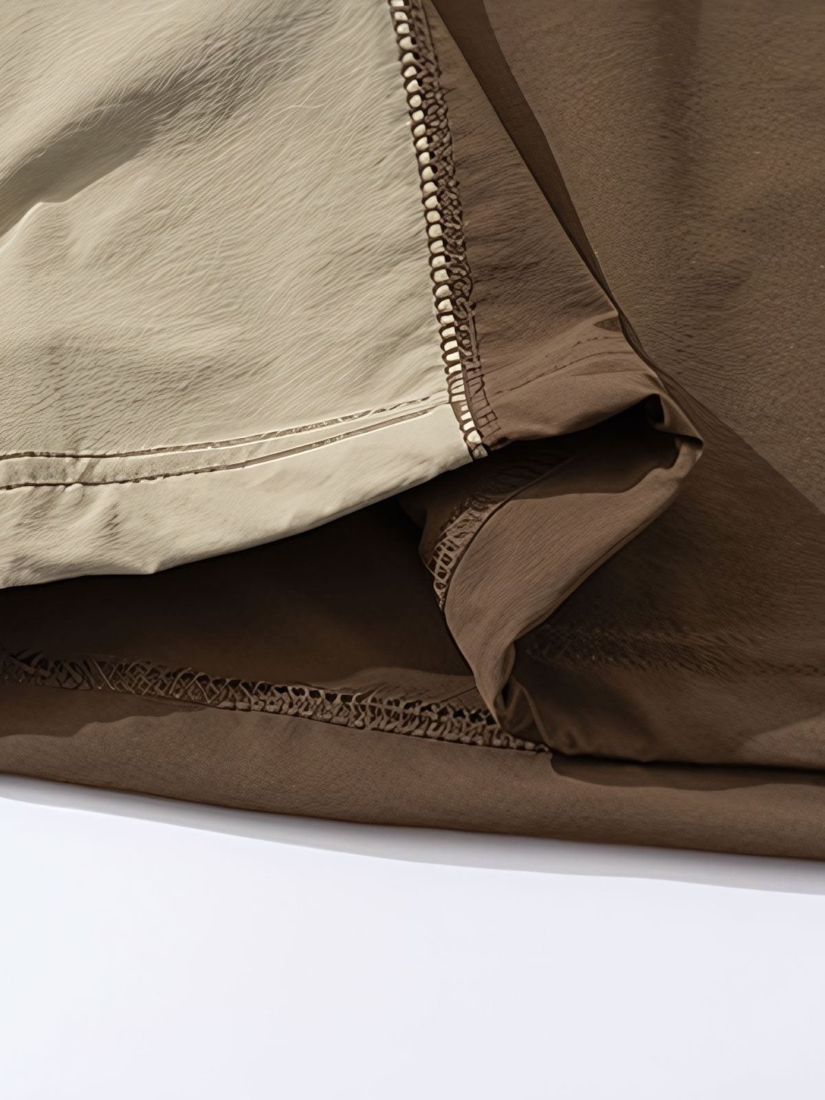 ポロシャツのジップスタンドカラーのディテール特写