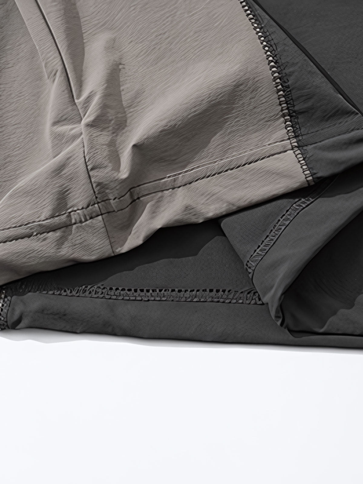 ポロシャツのジップスタンドカラーのディテール特写