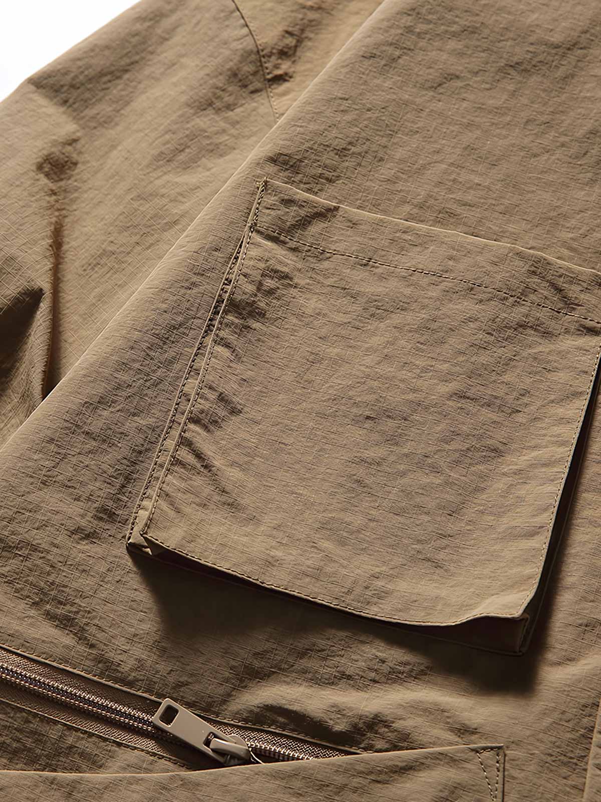 製品画像: アウトドアスタンドカラーポケット付きレトロシェルジャケット全体表示 詳細画像: シェルジャケットの立体ポケットとスタンドカラーデザインのディテール