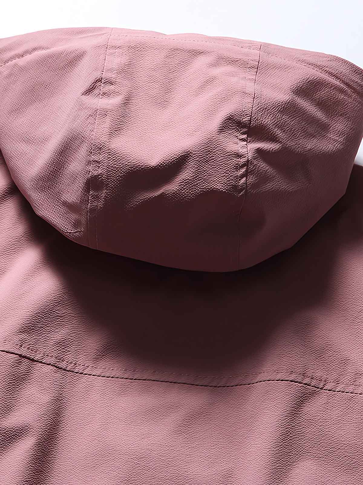 製品画像: アウトドアフード付きベストの全体展示、フードやシンプルなデザインを強調。
詳細画像: ジッパー付きポケットやドローコードのディテール展示、機能性をアピール。