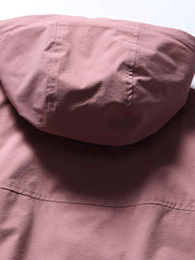 製品画像: アウトドアフード付きベストの全体展示、フードやシンプルなデザインを強調。
詳細画像: ジッパー付きポケットやドローコードのディテール展示、機能性をアピール。