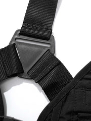 多機能ポケットと調整ストラップのディテール画像