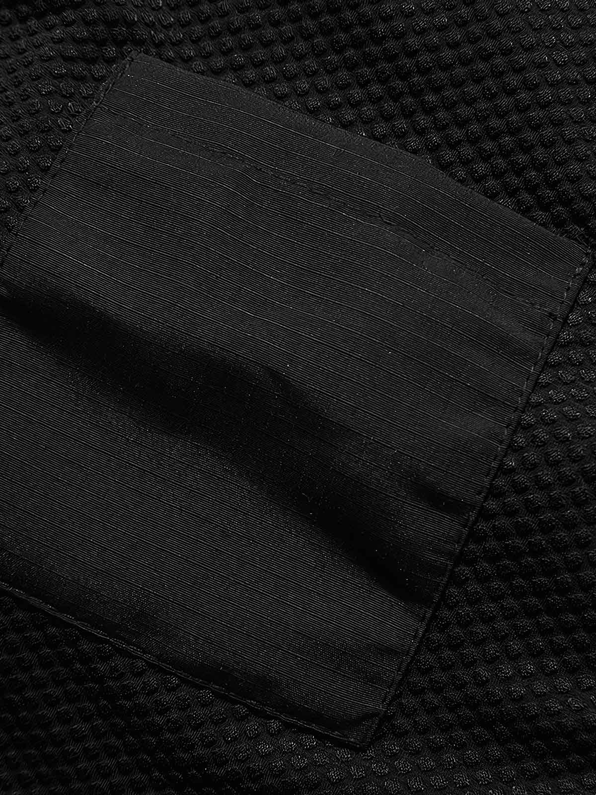 多機能ポケットと調整ストラップのディテール画像