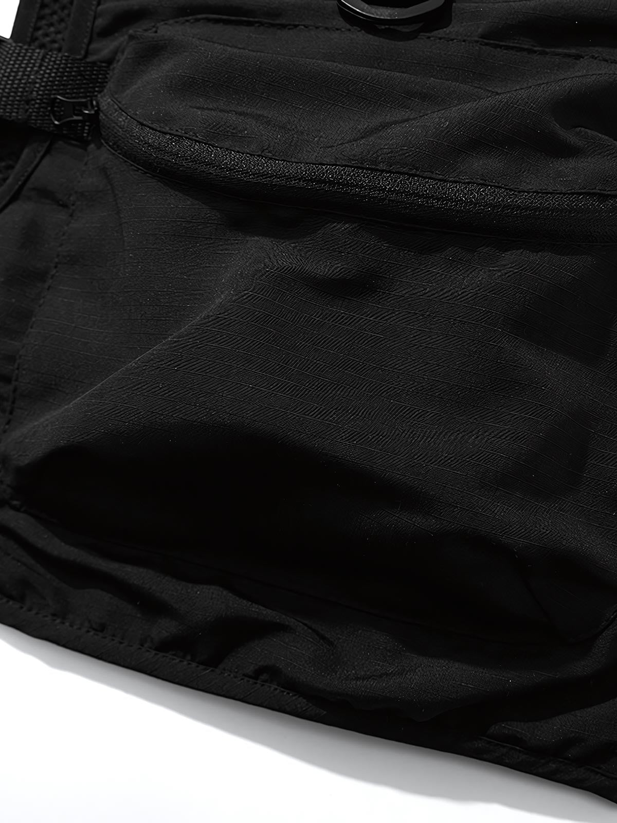 多機能ポケットと調整ストラップのディテール画像