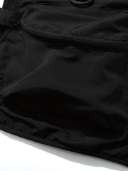 多機能ポケットと調整ストラップのディテール画像