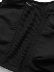 多機能ポケットと調整ストラップのディテール画像