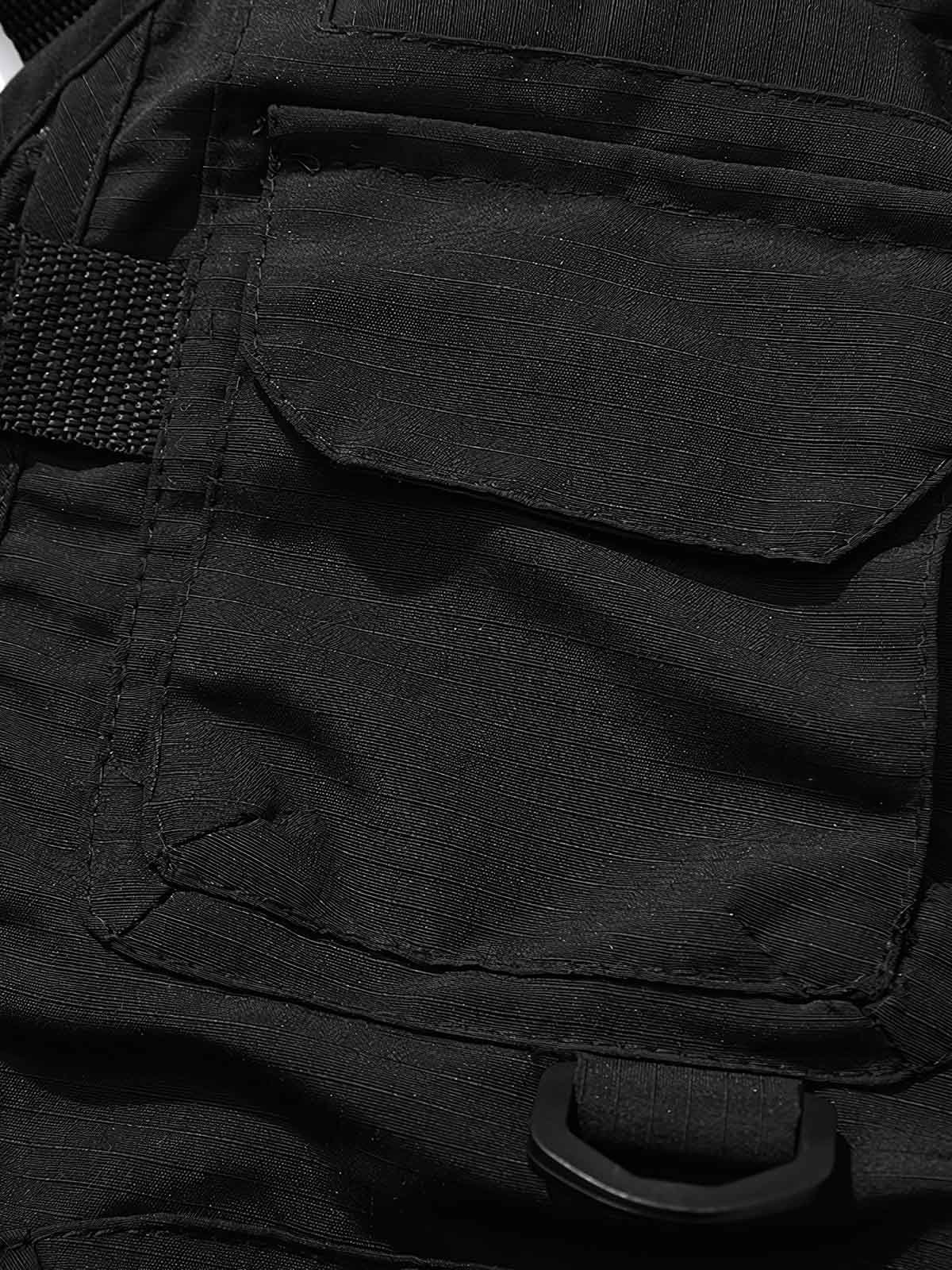 多機能ポケットと調整ストラップのディテール画像