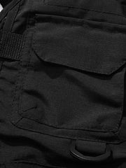 多機能ポケットと調整ストラップのディテール画像