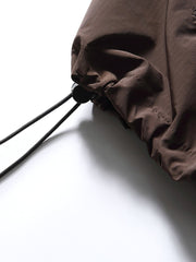 製品画像: アウトドア機能ポケットベストの全体展示 詳細画像: 斜めファスナーポケットのディテール展示