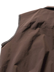 製品画像: アウトドア機能ポケットベストの全体展示 詳細画像: 斜めファスナーポケットのディテール展示