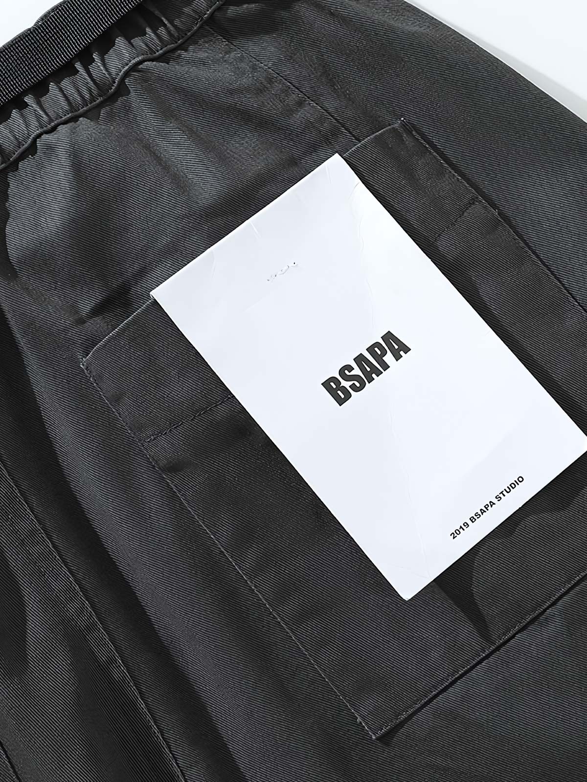 詳細画像: ワークパンツのベルトとシングルポケットの詳細