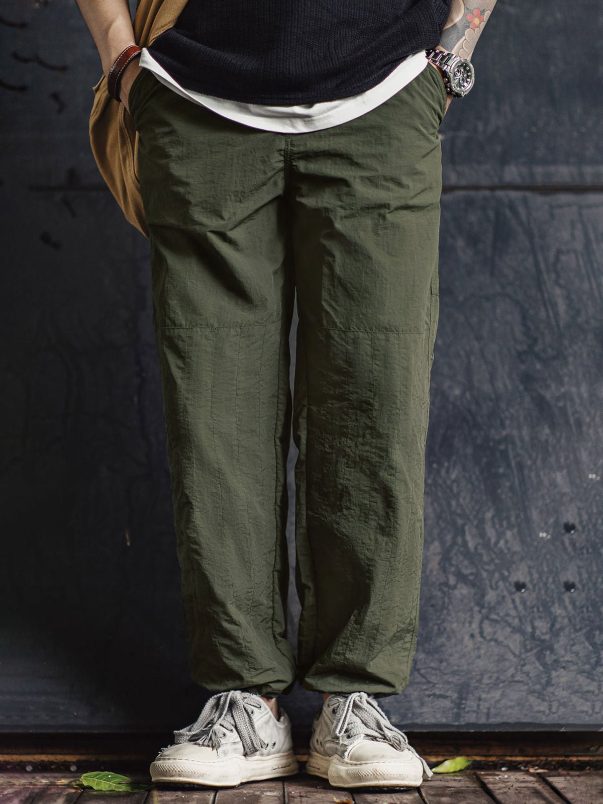 モデルが薄手のキルティングプリーツジョガーパンツを着用している画像